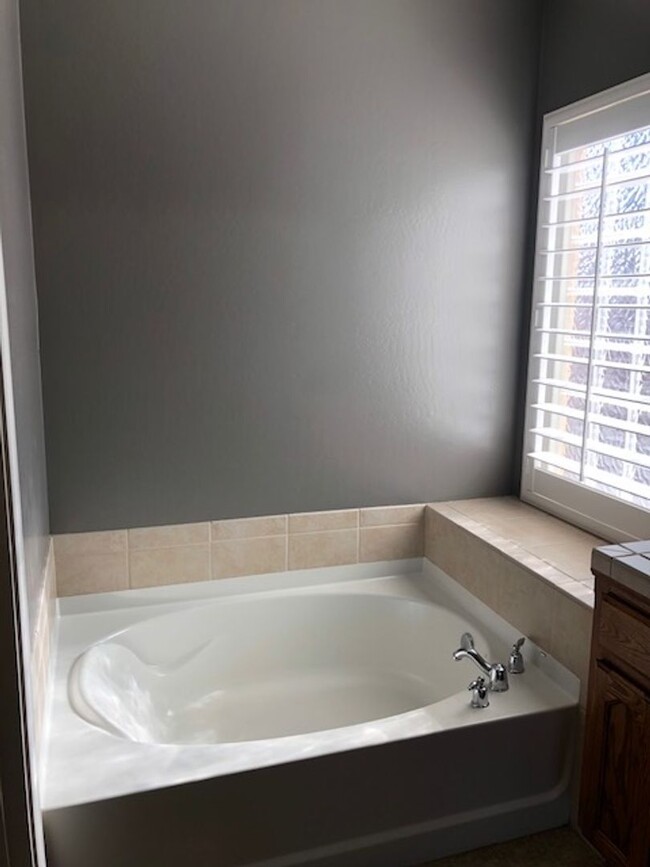 Building Photo - Beautiful 4 Bedroom in NW!