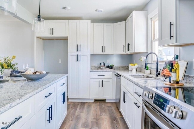 Building Photo - 2204 Emerson Pl