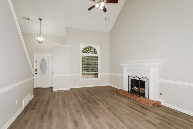 Building Photo - 2418 Lake Edge Dr