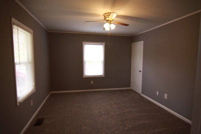 Building Photo - 2 Bedroom Pet Friendly Home For Rent!