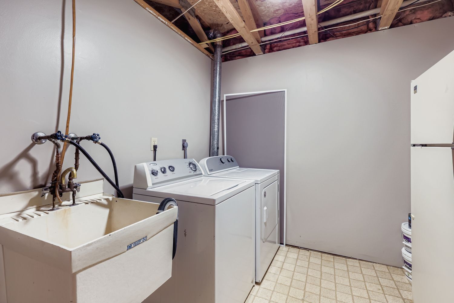 Building Photo - 5525 Lindsay Street