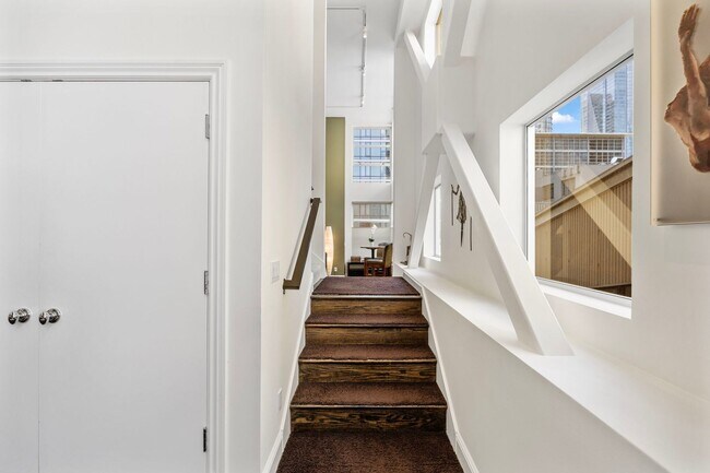 Building Photo - Large Updated SoMa Apartment!