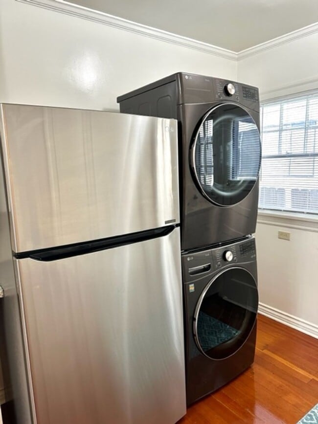 Building Photo - 1417 Bank St