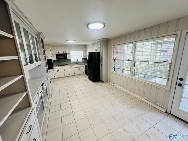 Building Photo - 4006 Devon St SE