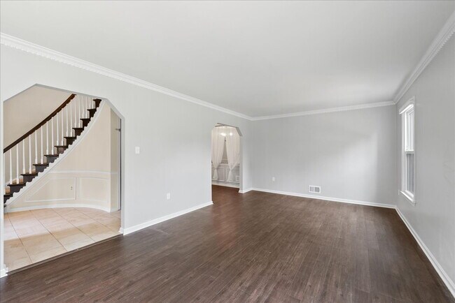 Building Photo - Stunning End-Unit Townhouse with Golf Cour...