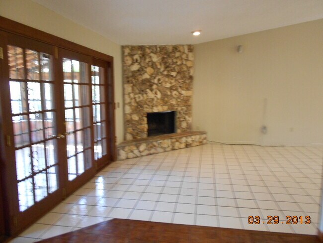 Building Photo - Charming 3/2 Home with Fireplace and 2-Car...