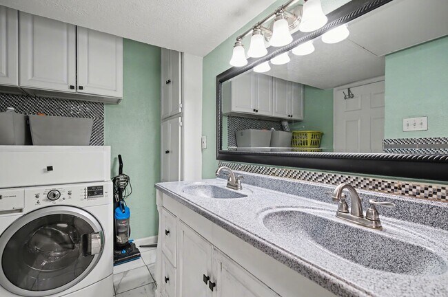 Building Photo - 7575 Katy Fwy