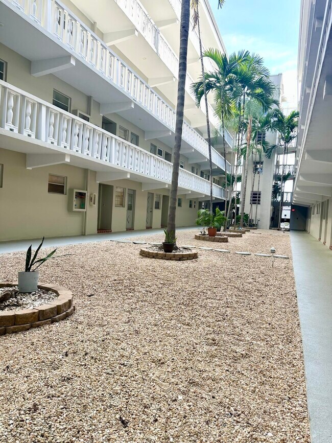 Building Photo - 330 SE 2nd St