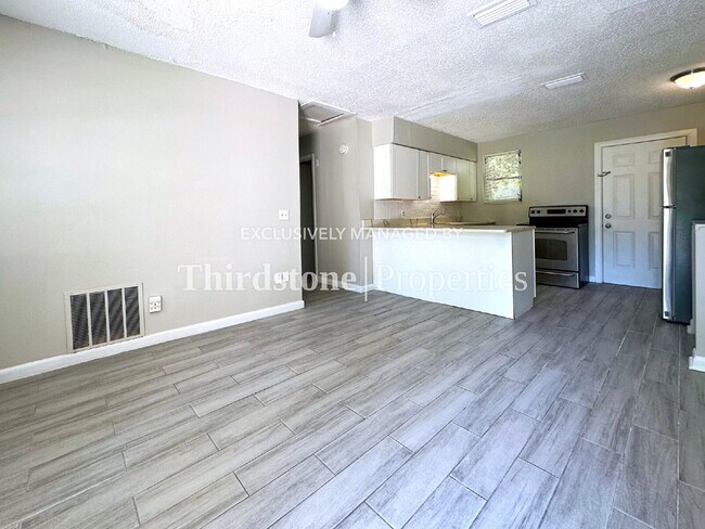 Building Photo - 1160 Comanche St