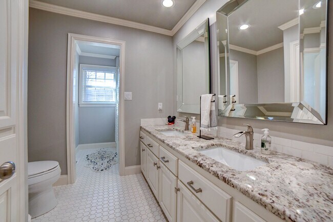 Building Photo - Available mid-August! Amazing mid-town gem...