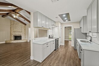 Building Photo - 13755 Drakewood Dr