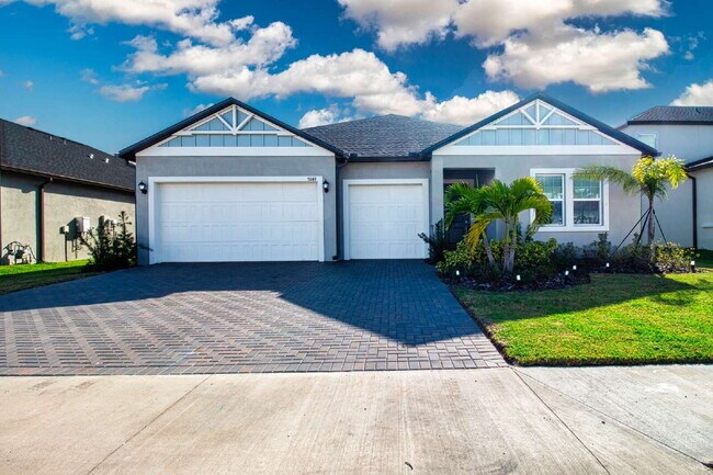 Primary Photo - Spacious Like New 4-Bedroom Oasis with 3 F...