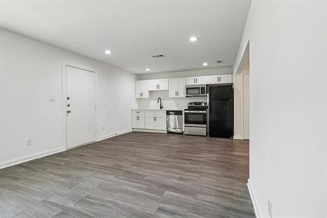 Building Photo - 321 E 8th St