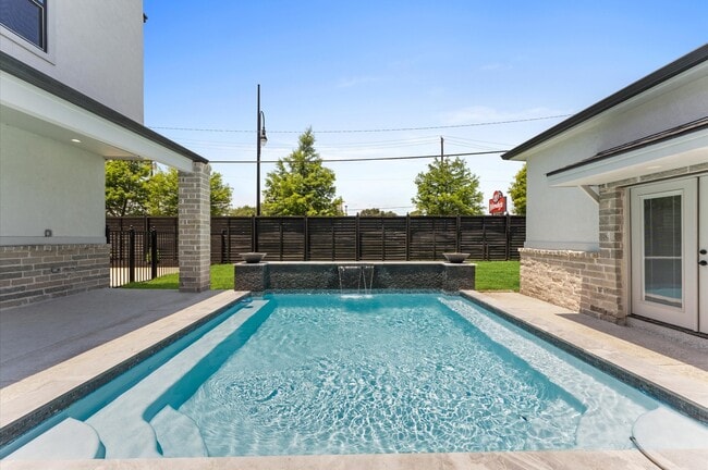 Building Photo - 10070 Cedardale Dr