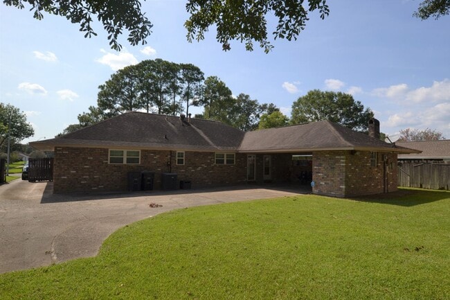 Building Photo - Must See!  Beautifully remodeled 3 bedroom, 2 bath home in Park Forest - Oakcrest Subdv