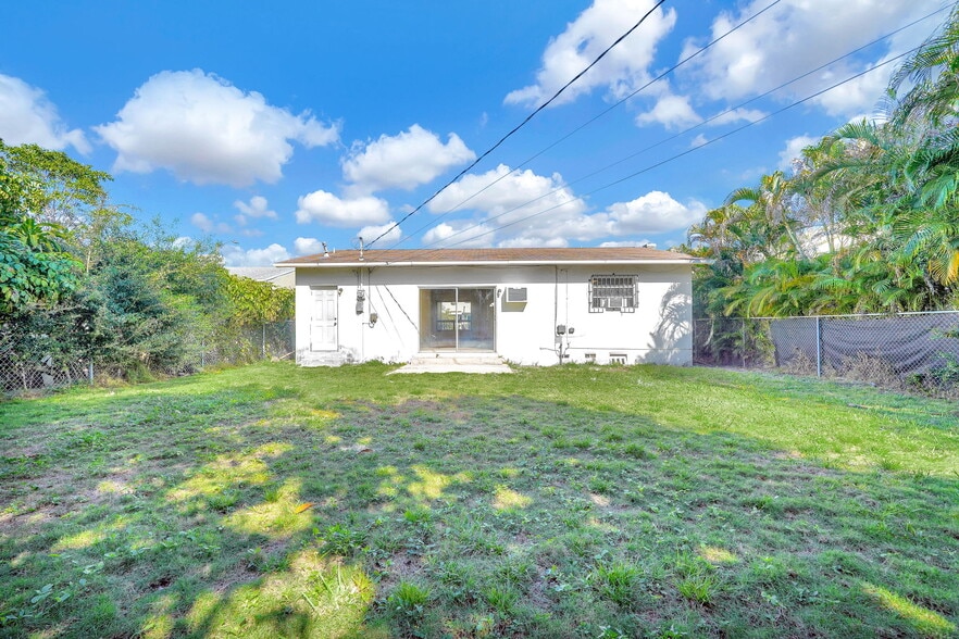 Building Photo - 135 NW 48th Ct