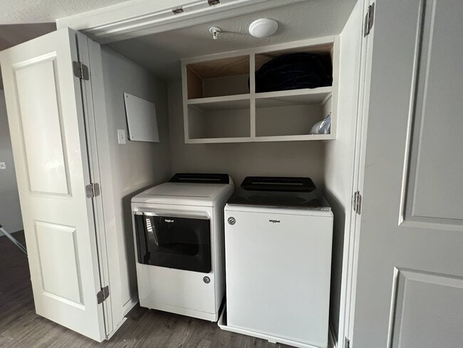 Building Photo - 2 Bedroom Pet Friendly Unit for Rent in Provo