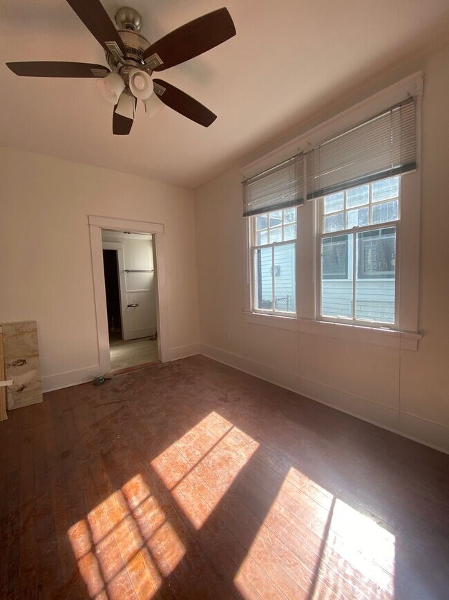 Building Photo - Renovated cottage in University area 2bed/2bath with all appliances, parking, and yard