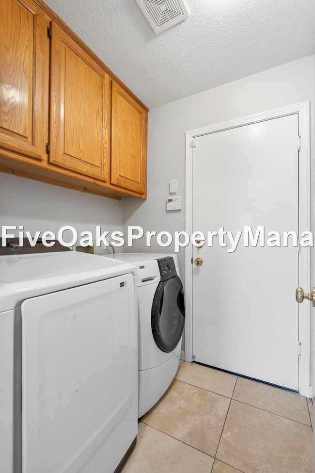 Building Photo - 3301 Burberry Way