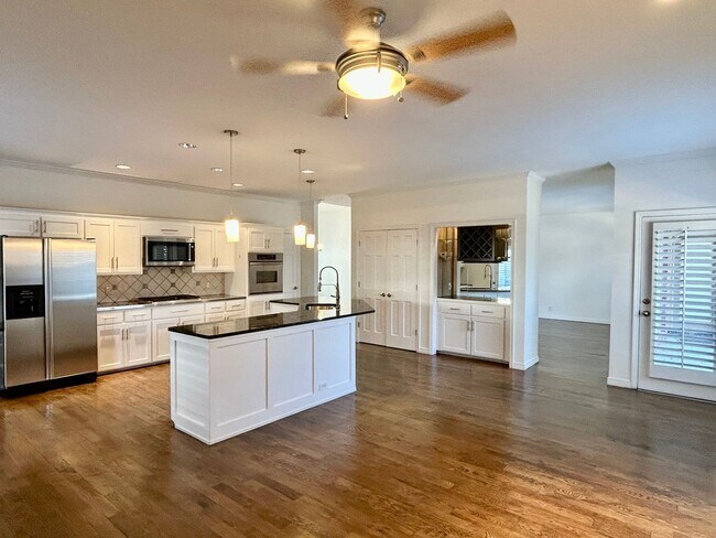 Building Photo - Stunning 4 bedroom, 3 bath home with a pool in beautiful Cedar Ridge!