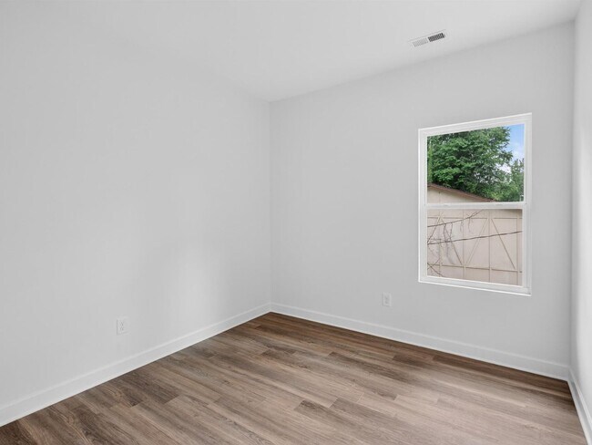 Building Photo - 417 8th St Dr SW