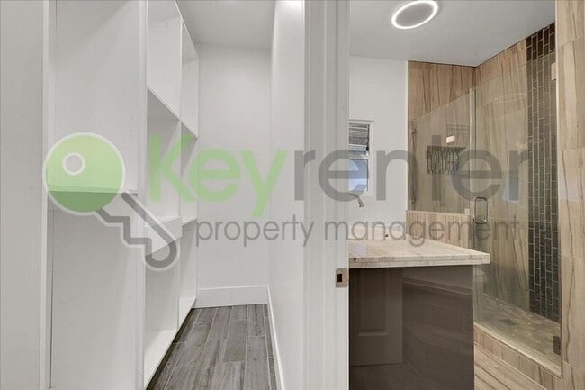 Building Photo - 4404 Lantana Ave