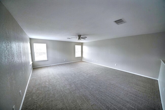 Building Photo - Stunning 4-Bedroom, 2.5-Bathroom Home in L...