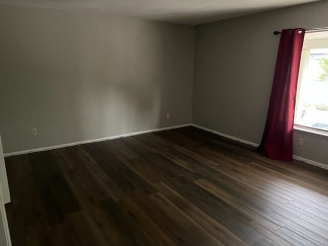 Building Photo - Well maintained  2 Bedroom Condo Great Amenities and Beautiful Surroundings