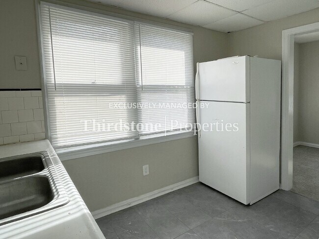 Building Photo - 318 E 19th St