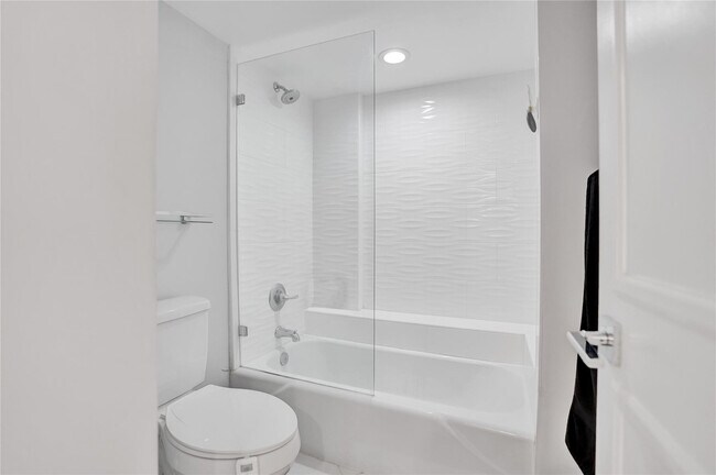 Building Photo - 1150 Hillsboro Mile