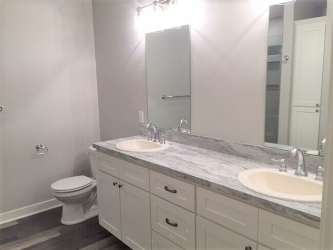Building Photo - Spacious 2 Bed/2 Bath Condo in Prime Location