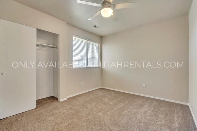 Building Photo - 6623 Blue Iris Dr