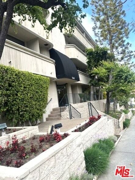 Building Photo - 11645 Montana Ave
