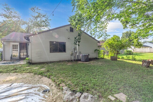 Building Photo - 833 Delray Dr