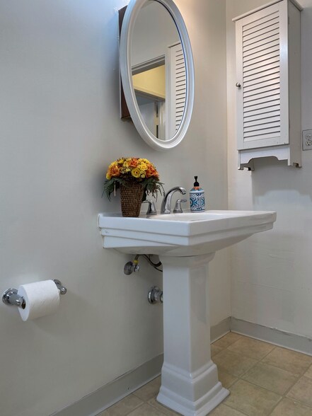 Building Photo - 911 N Harper Ave