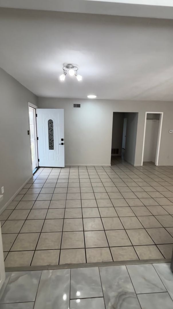 Building Photo - 6 BEDROOM 4 BATHROOM