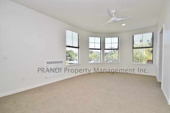 Building Photo - Spectacular 1 Bedroom Townhouse Apartment