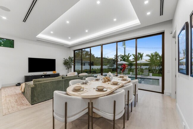 Building Photo - 220 S Swinton Ave