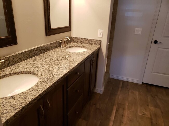 Building Photo - Gorgeous 3 bedroom 2.5 baths with great am...