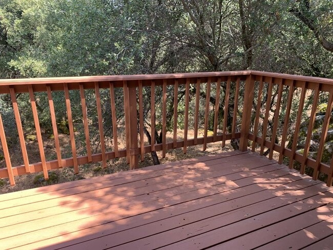 Building Photo - Beautiful custom home on 2.5 private acres!