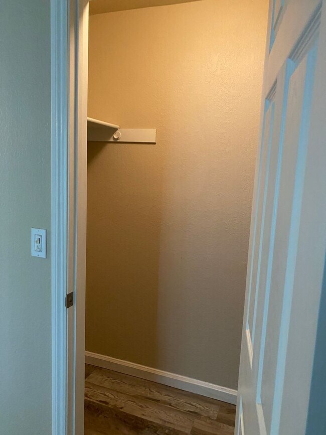 Building Photo - 2 Bedroom 2 Bathroom Condo Close to Freeway, Schools & Shopping