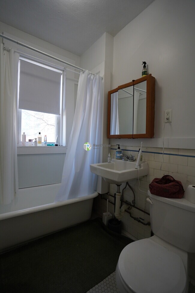 Building Photo - 231-235 Park Dr