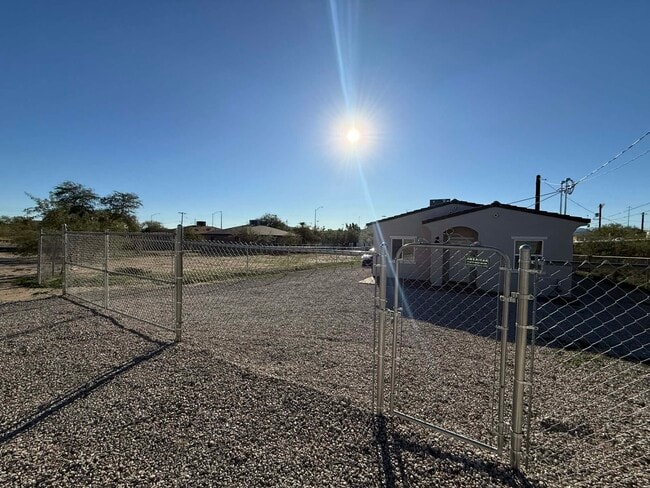 Building Photo - 803 N Van Alstine St