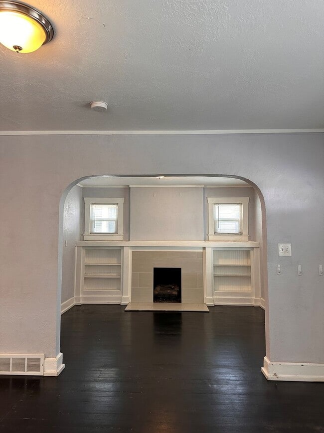 Building Photo - 3 Bedroom Home Across From Trolley Square