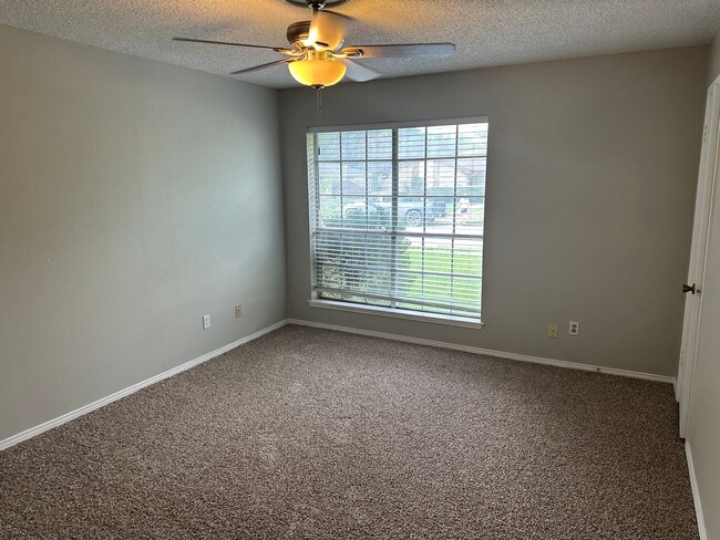 Building Photo - Great Duplex in Irving!
