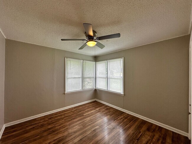 Building Photo - Wascher  Duplex
