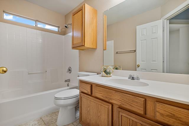 Building Photo - 931 W Cedar St