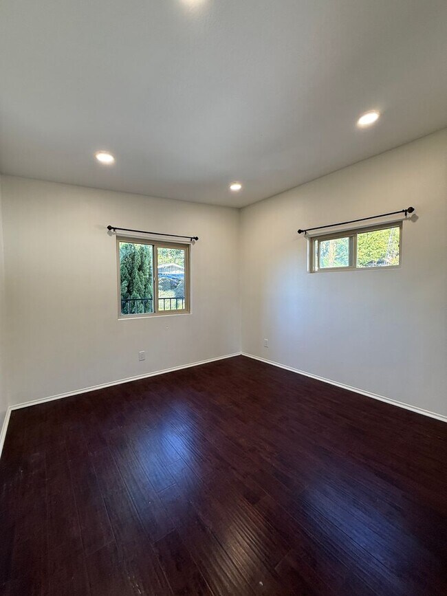Building Photo - Ventura Hillside Beauty with 3 bedrooms, a...