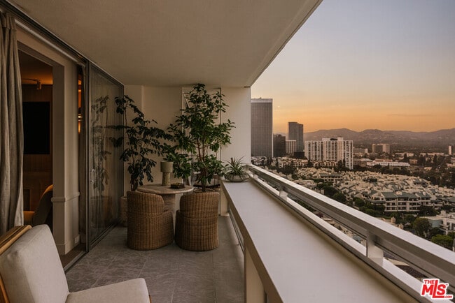 Building Photo - 2220 Ave of the Stars