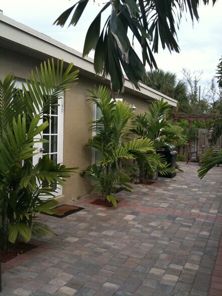 Building Photo - 1008 NE 11th St